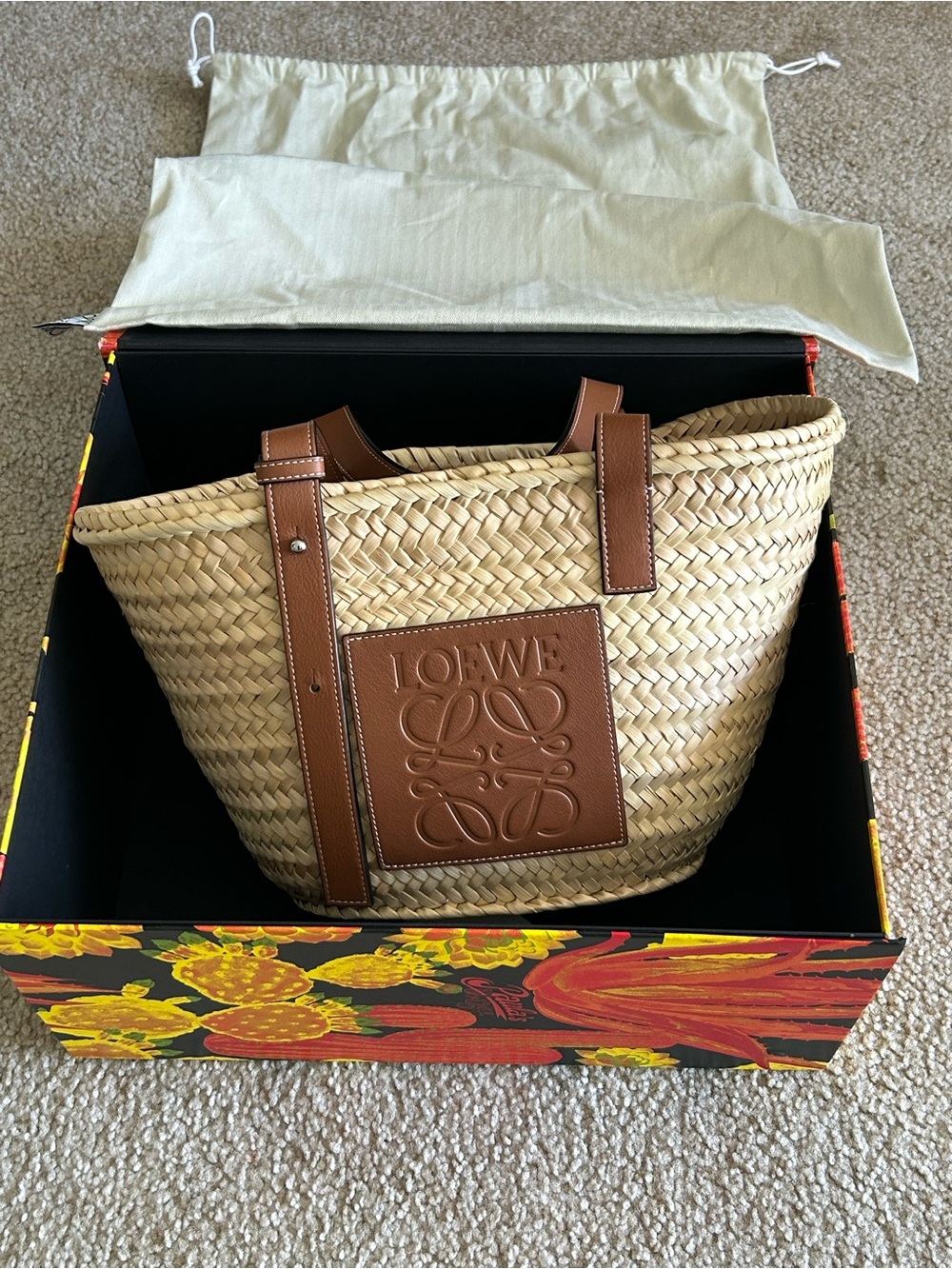 Authentic Loewe Basket Bag in palm leaf and calfskin. Medium Natural/Tan